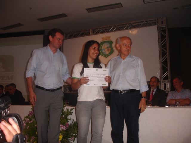 Ministro faz entrega de certificado a jovem formanda no Ceará